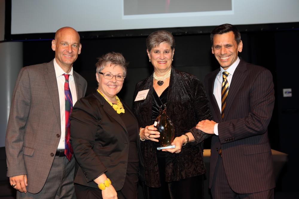 Judy Collins receives a VCU Alumni Star award.