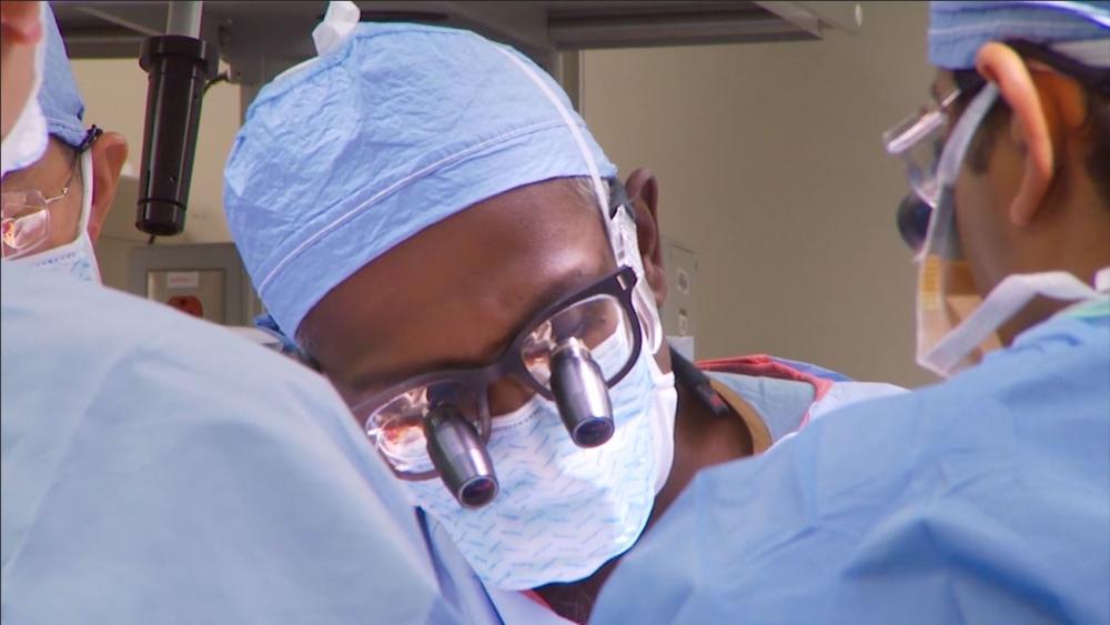 Vigneshwar Kasirajan, M.D., Stuart McGuire Professor and chair in the VCU Department of Surgery, performs an operation at VCU Health. He performed Frank Parrish’s valve replacement and single bypass operation in 2015.