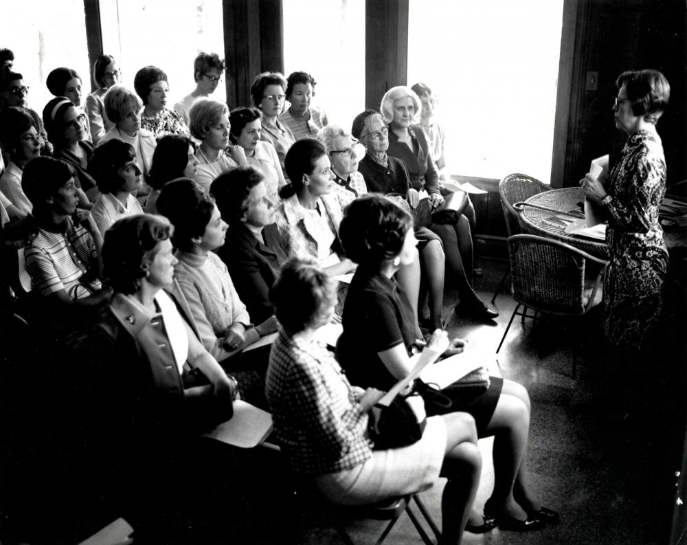 Hester Abbott addresses attendees at an MCV Hospitals Auxiliary meeting in 1971.