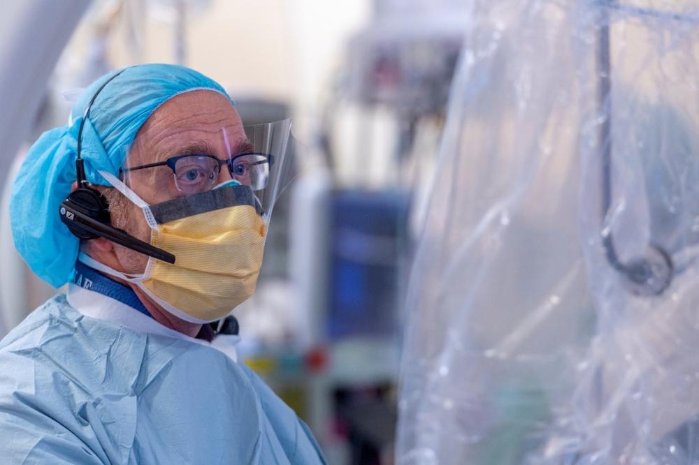 Dr. Ellenbogen in surgery