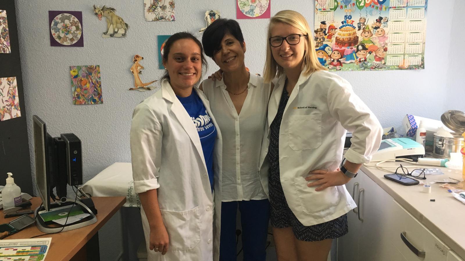 Kaitlin Boyden (L) and Erin Dymon (R) with their Spanish nursing instructor in Cordoba.