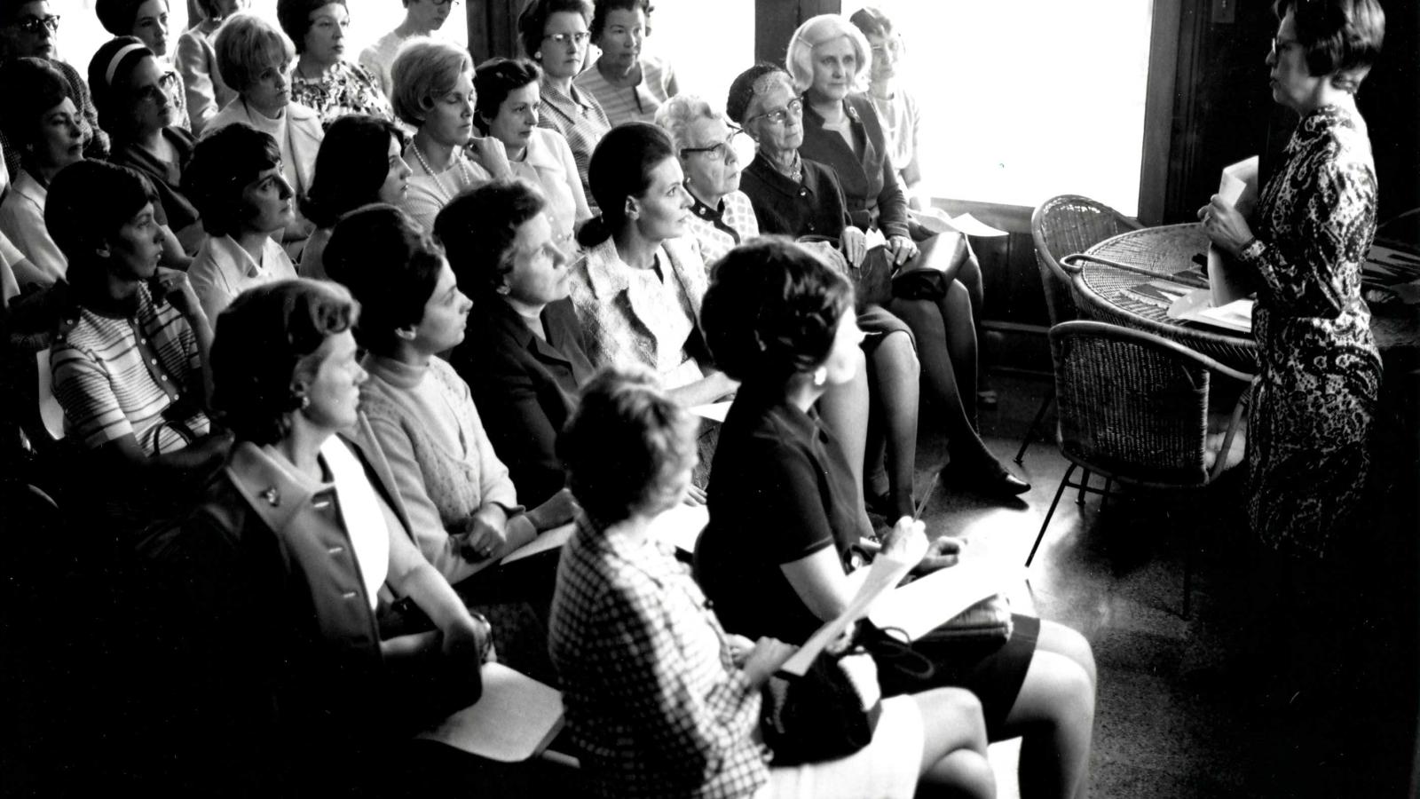 Hester Abbott addresses attendees at an MCV Hospitals Auxiliary meeting in 1971.